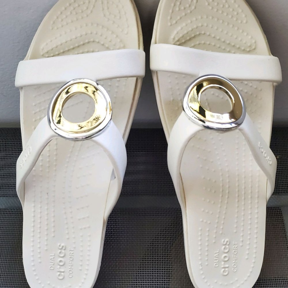 NEW Crocs Sanrah Circle Slide Sandals Oyster/2 Tone (Silver/Gold) - Size 11